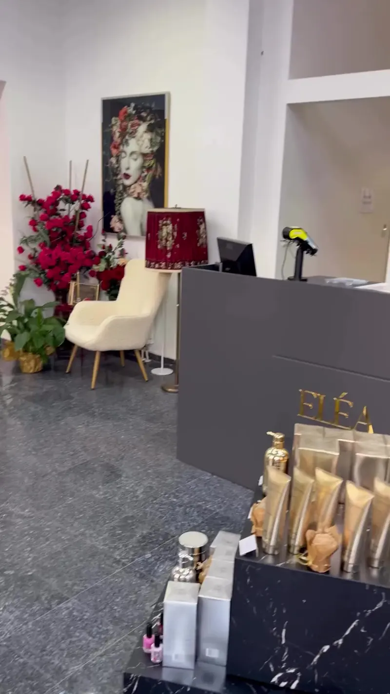 Recepcija salona s proizvodima ELÉA na mramornom pultu